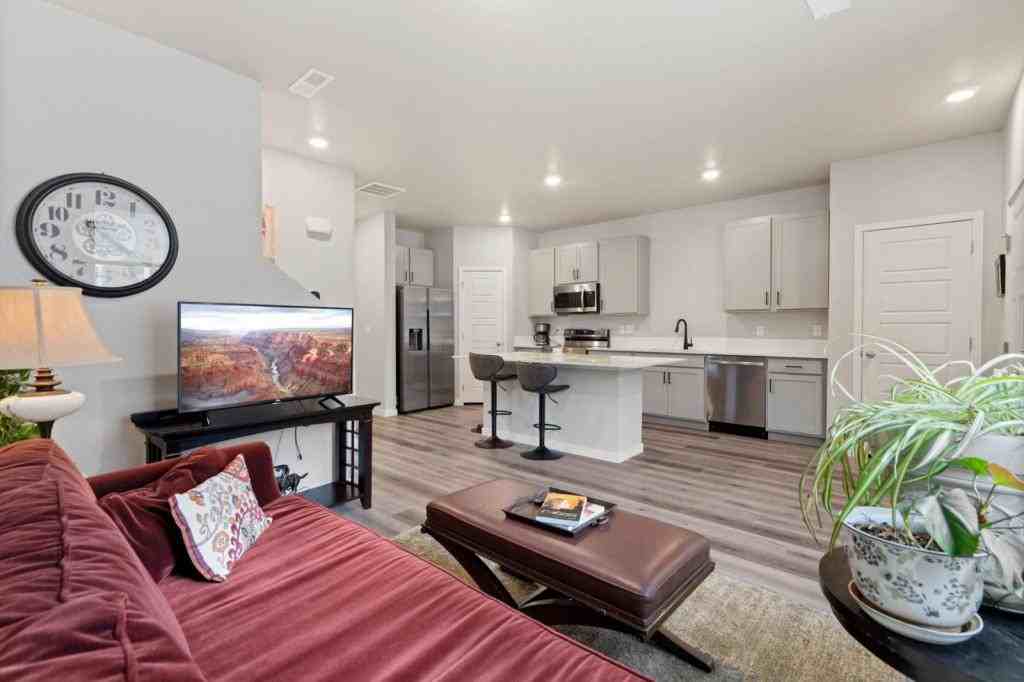 271 Penguin St - Photo 5 of 16
