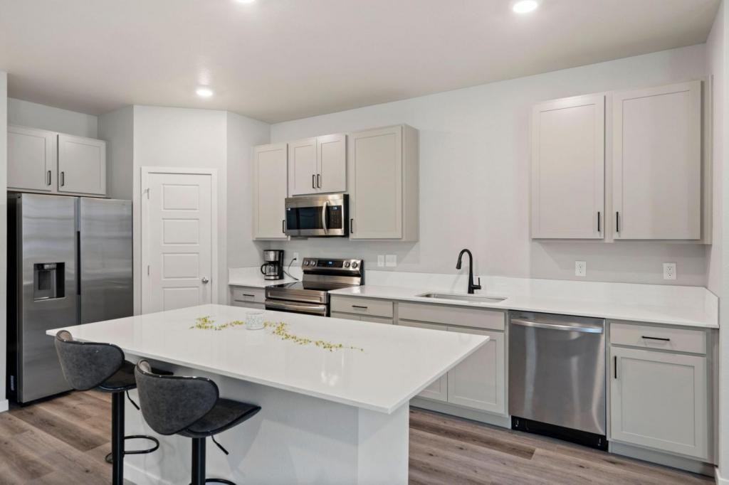 271 Penguin St - Photo 6 of 16