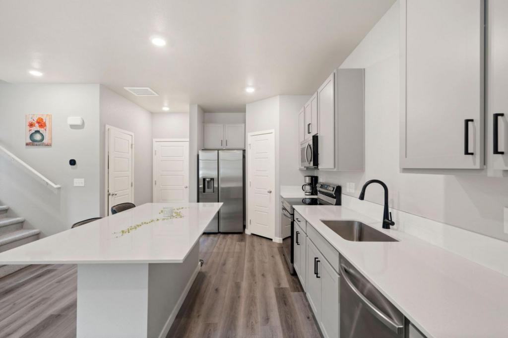 271 Penguin St - Photo 7 of 16