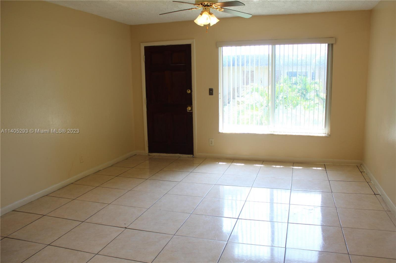 440 Nw 39th Ave #202 - Photo 2 of 5