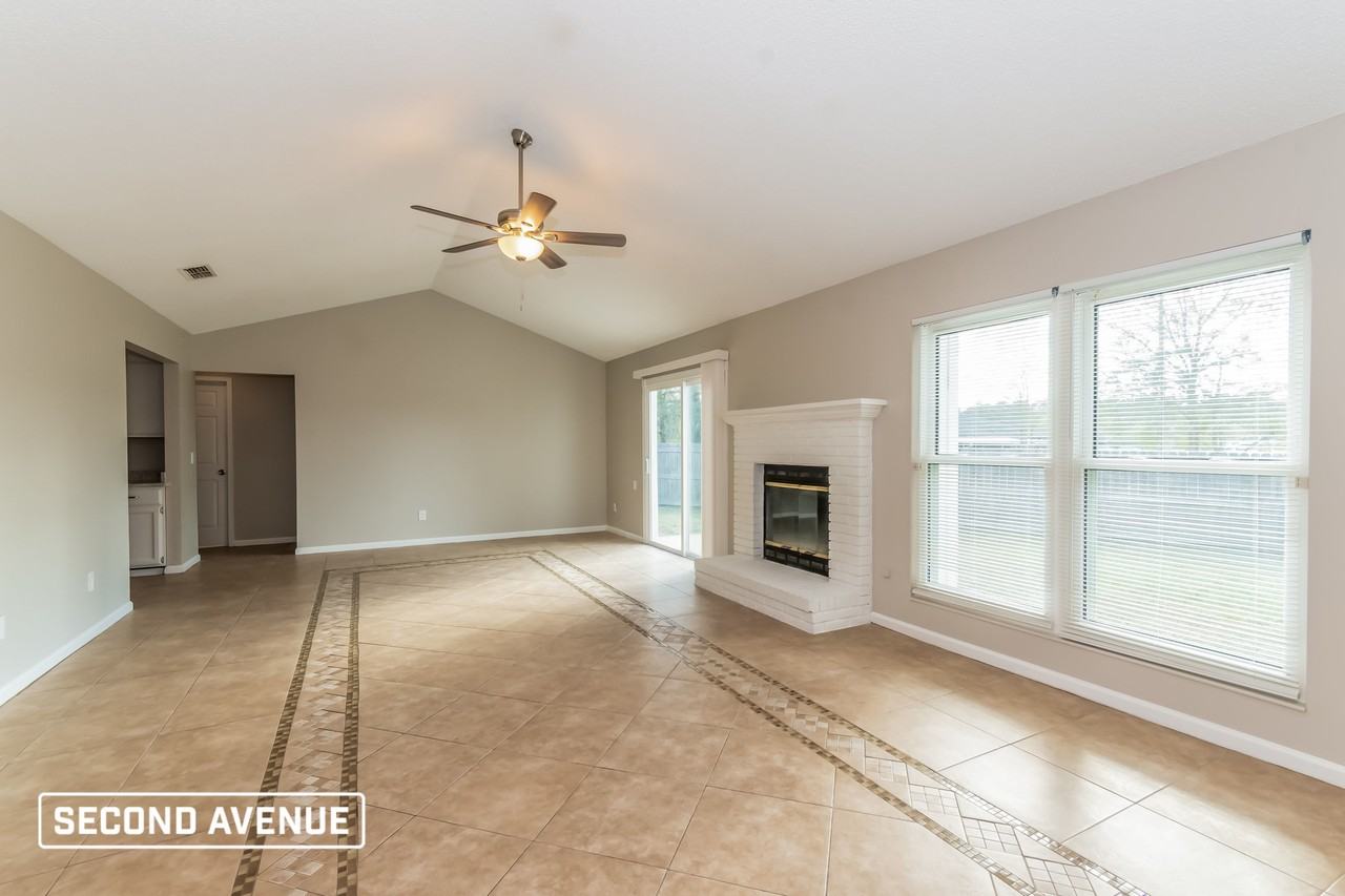 8236 Hot Springs Dr N - Photo 3 of 20