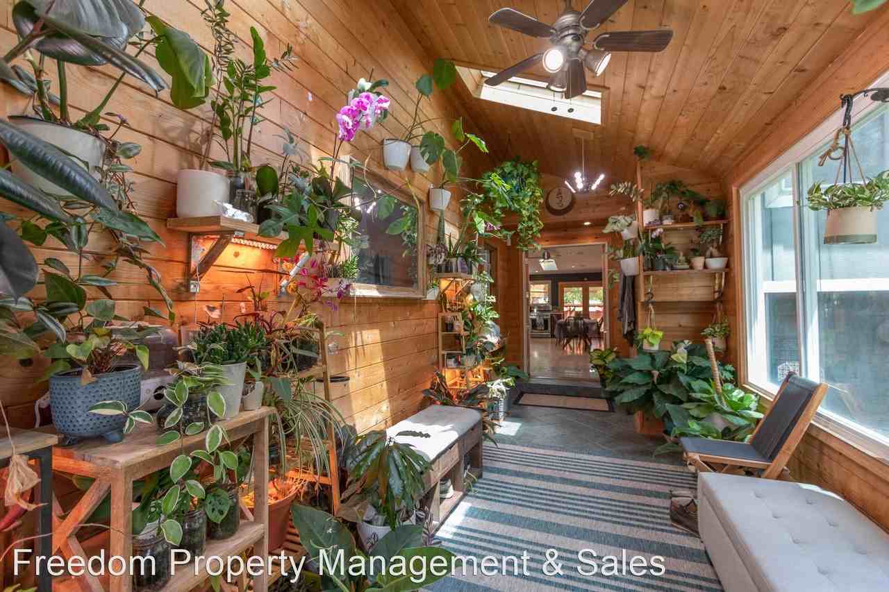 77 Newport Ct - Photo 2 of 50