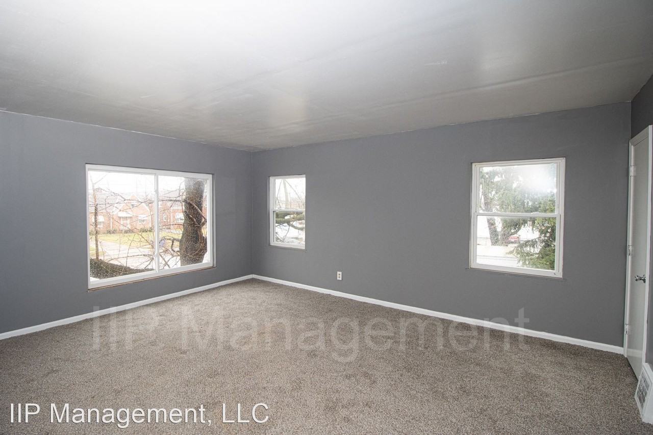 17633 Harvard Avenue - Photo 3 of 13