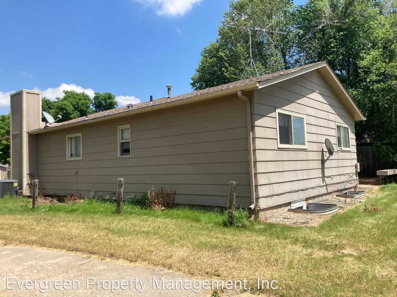 901 Parkview Dr - Photo 3 of 4