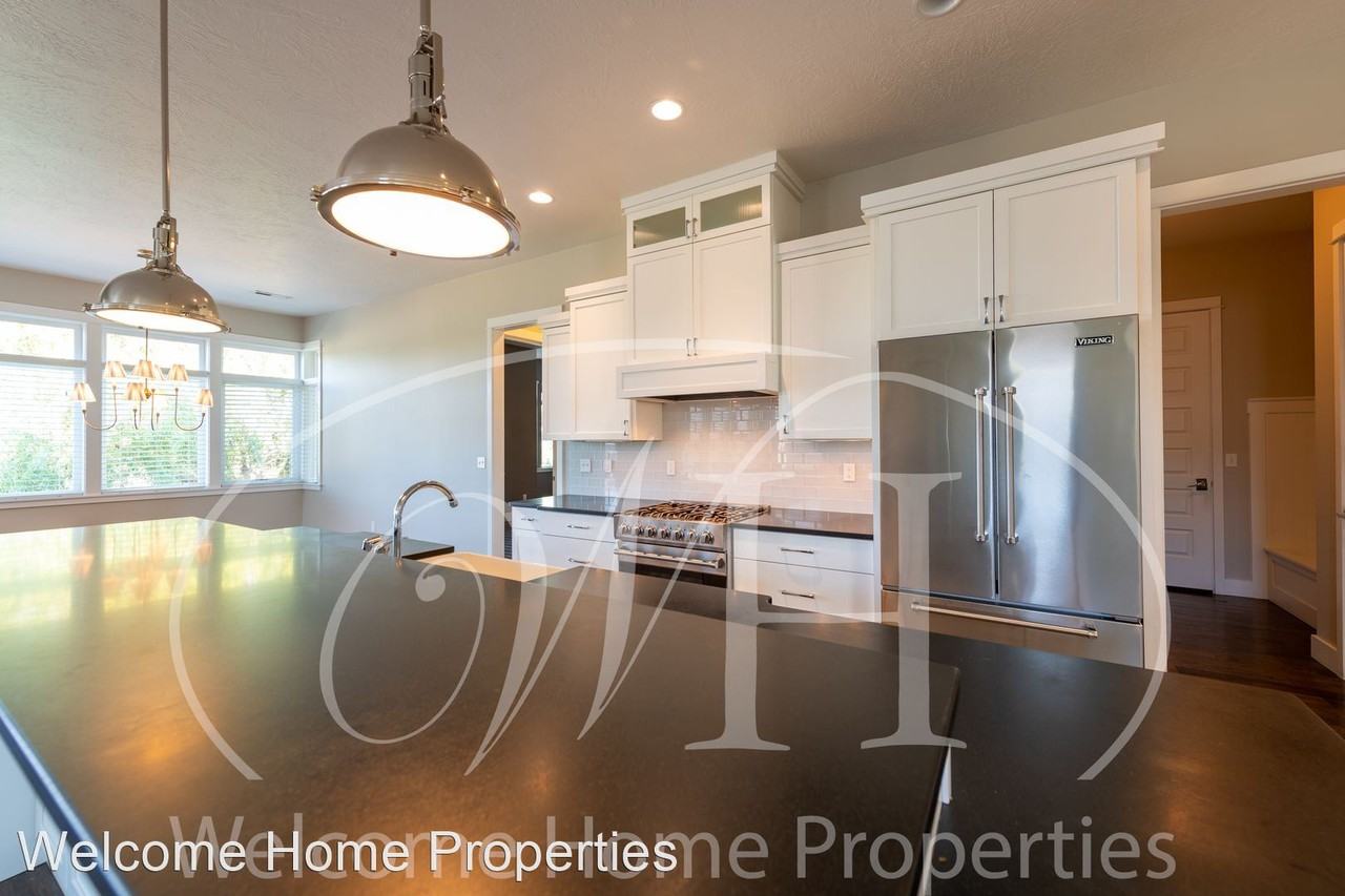 1066 Se Crestlane Dr - Photo 2 of 36