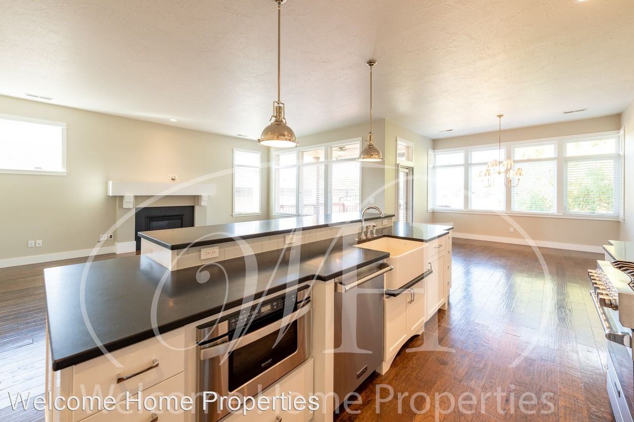 1066 Se Crestlane Dr - Photo 3 of 36