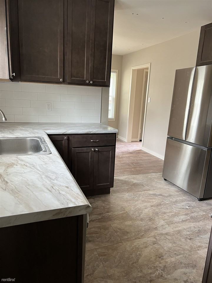 816 N Monroe St - Photo 3 of 11