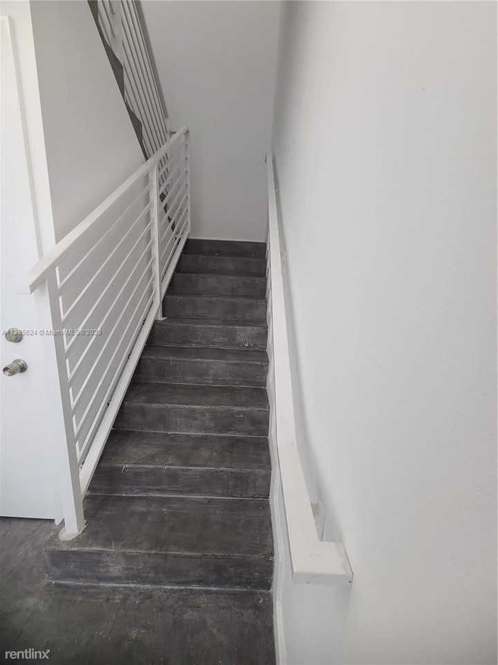 825 Michigan Ave - Photo 2 of 32