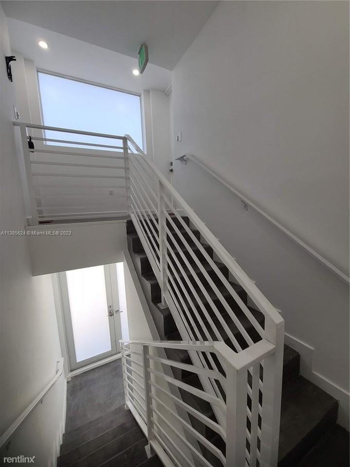 825 Michigan Ave - Photo 3 of 32