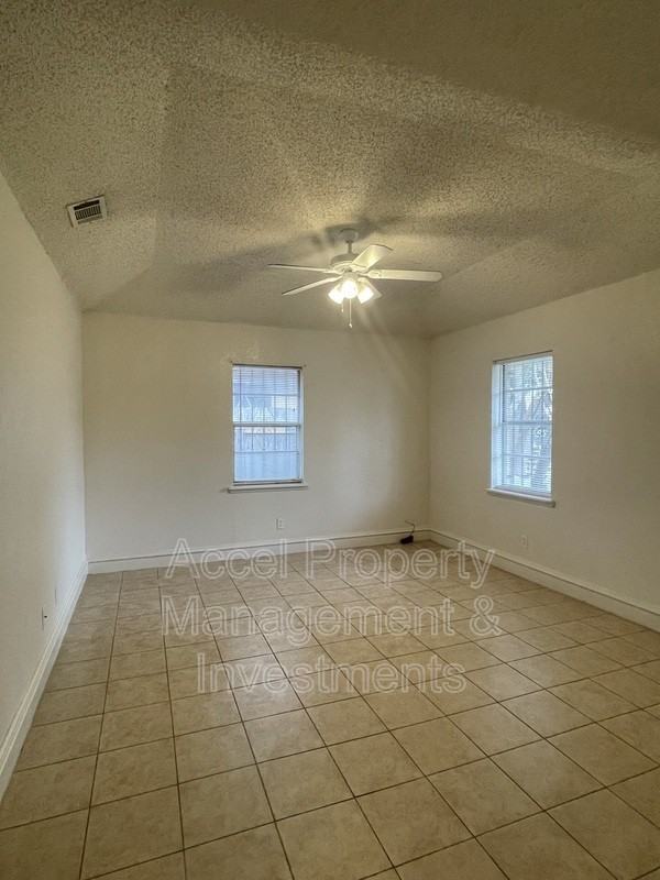 806 W 26th St - Photo 2 of 10