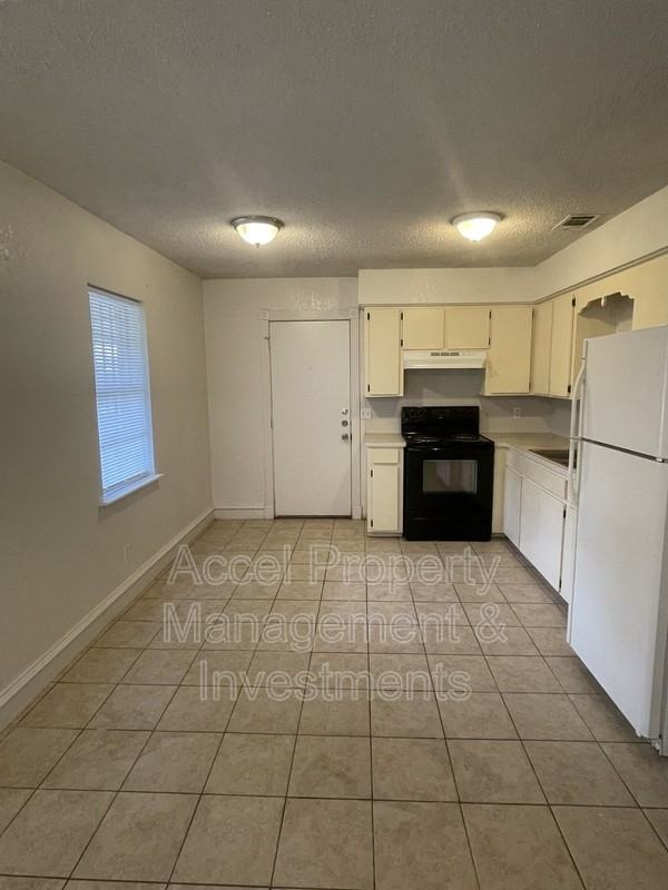 806 W 26th St - Photo 3 of 10