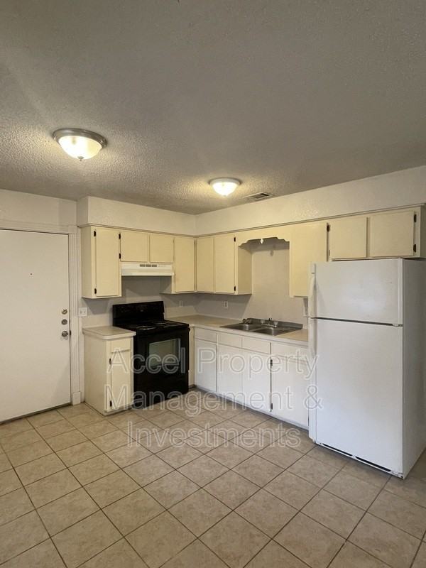 806 W 26th St - Photo 5 of 10