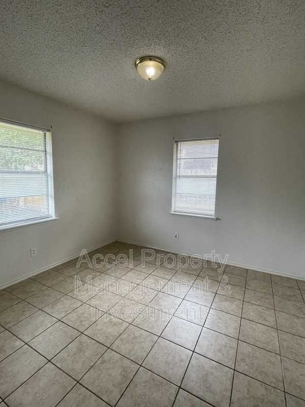 806 W 26th St - Photo 7 of 10