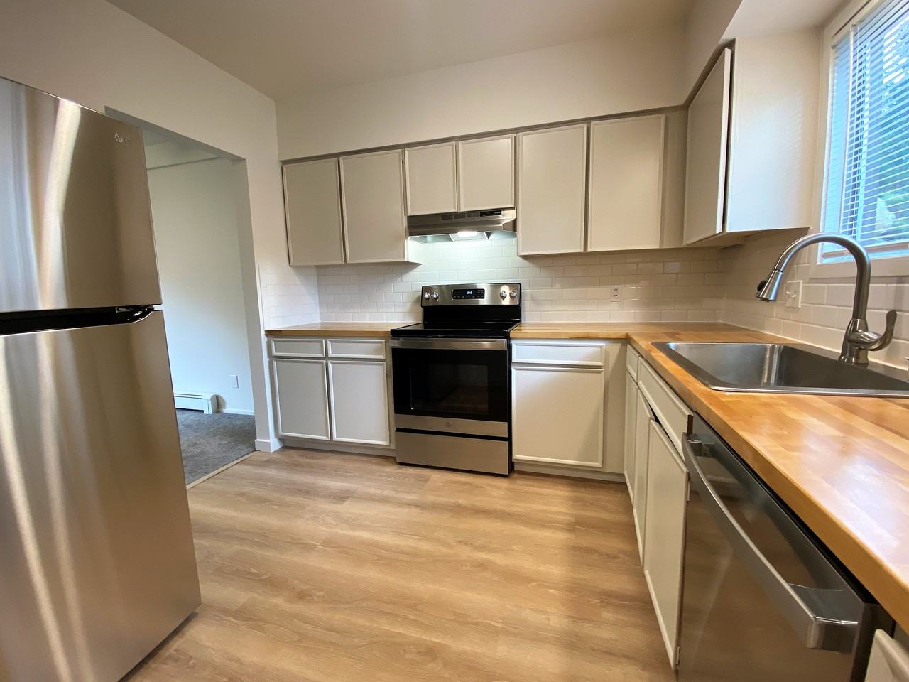 28013 Iris Dr - Photo 2 of 13