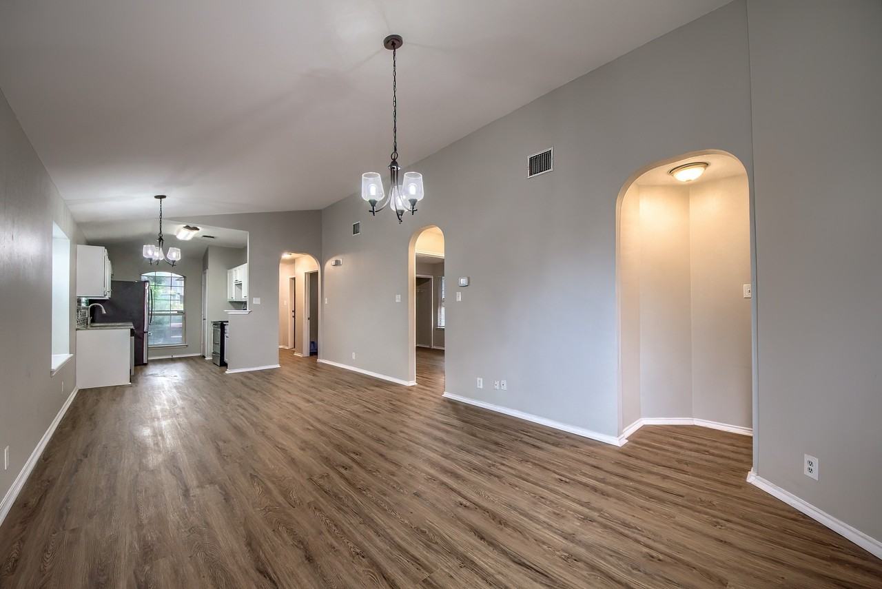 6931 Grapevine Lk - Photo 3 of 15