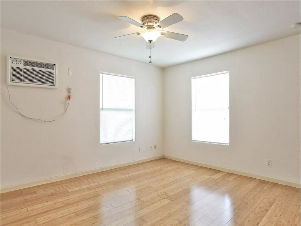 210 W 38th St #10 - Photo 4 of 9