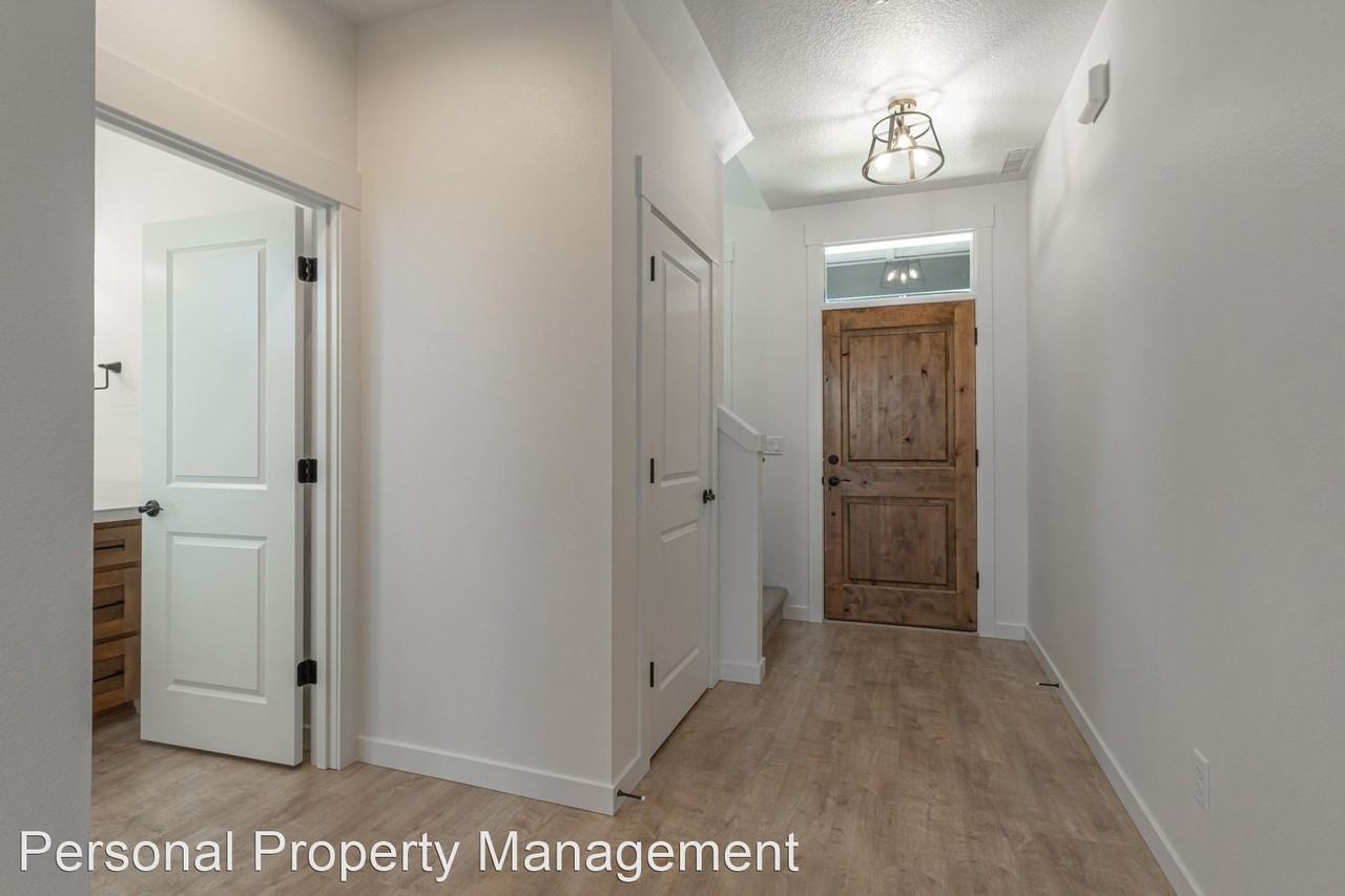874 Se 37th St - Photo 2 of 26
