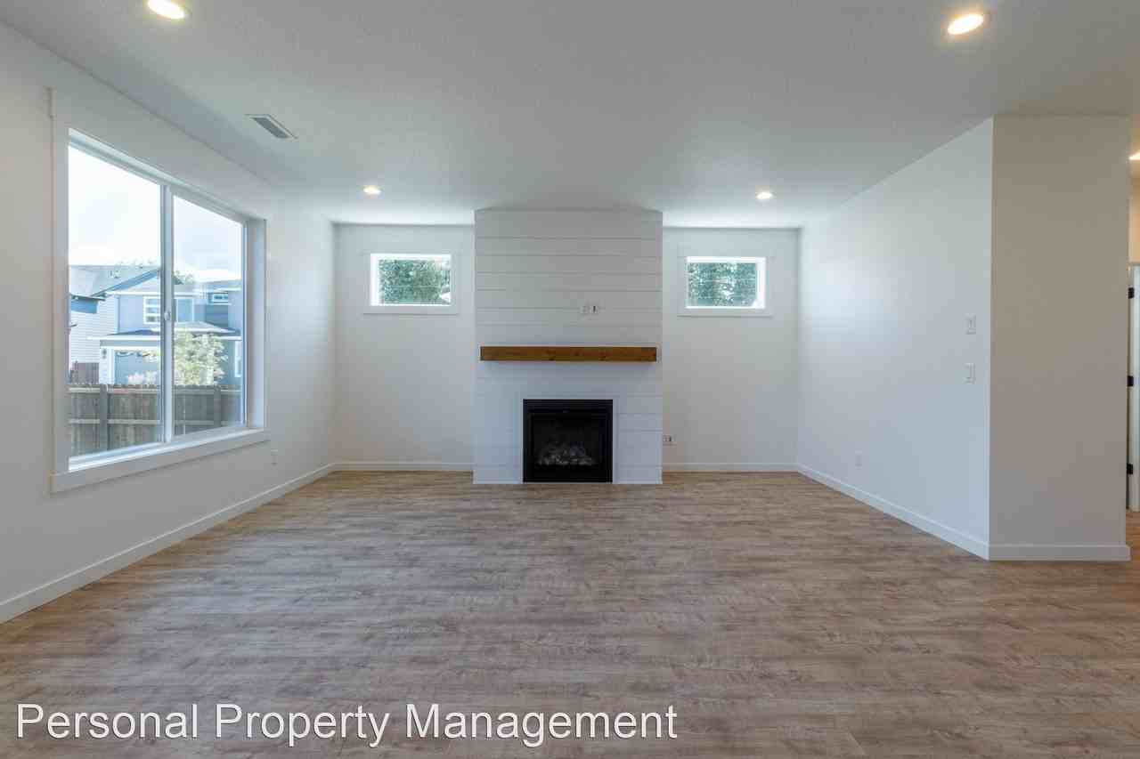 874 Se 37th St - Photo 3 of 26