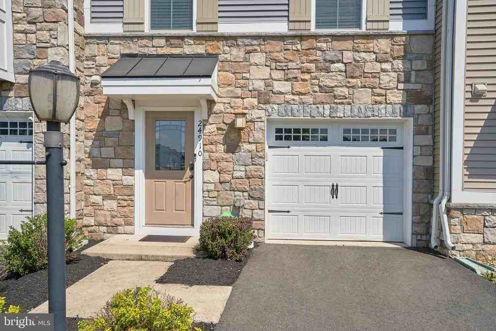 24910 Helms Ter - Photo 2 of 28