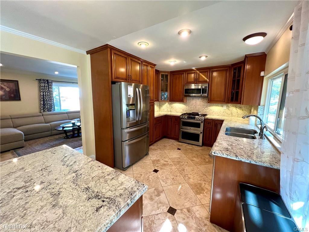 22640 Crespi St - Photo 2 of 10