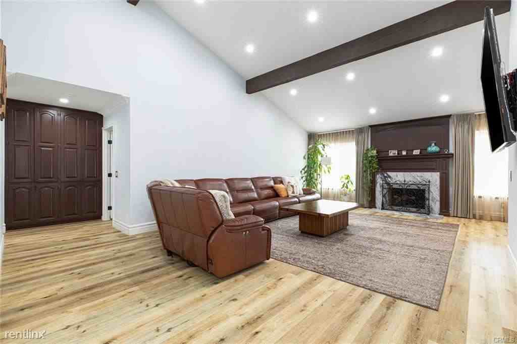 13153 Constable Ave - Photo 3 of 10