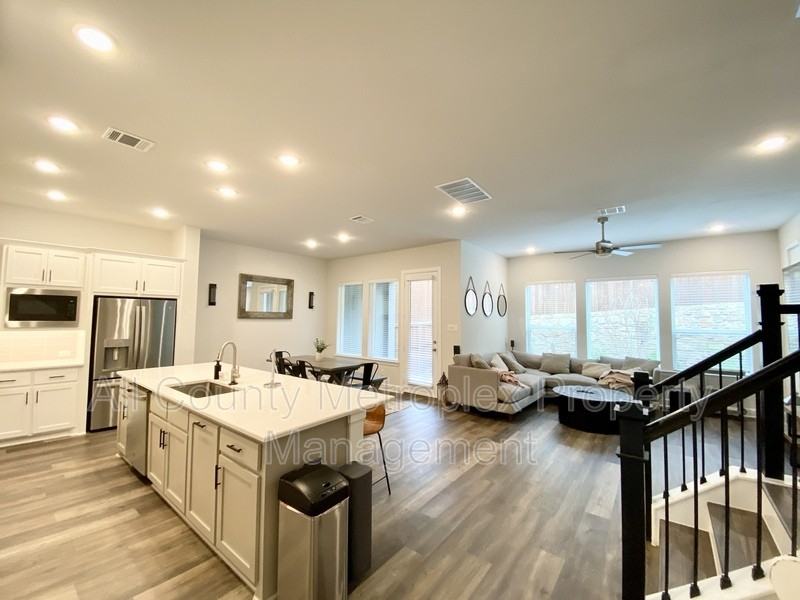 8022 Emerald Rock Dr - Photo 3 of 18