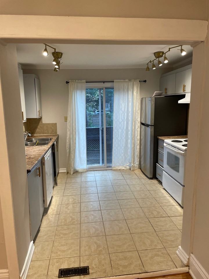 51 Province Street North - Photo 2 of 8