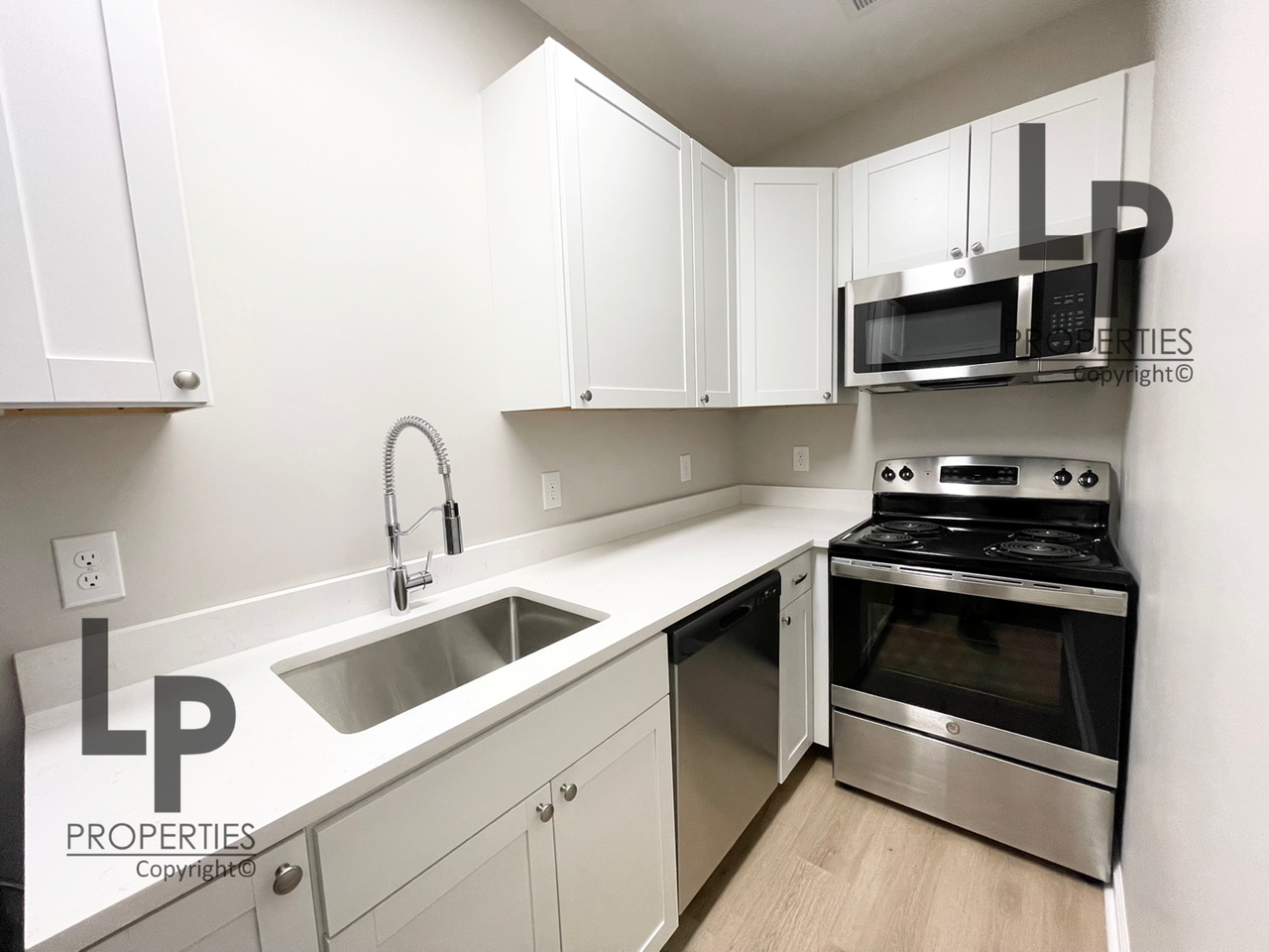 426 North Broadway - 4 #4 - Photo 4 of 11