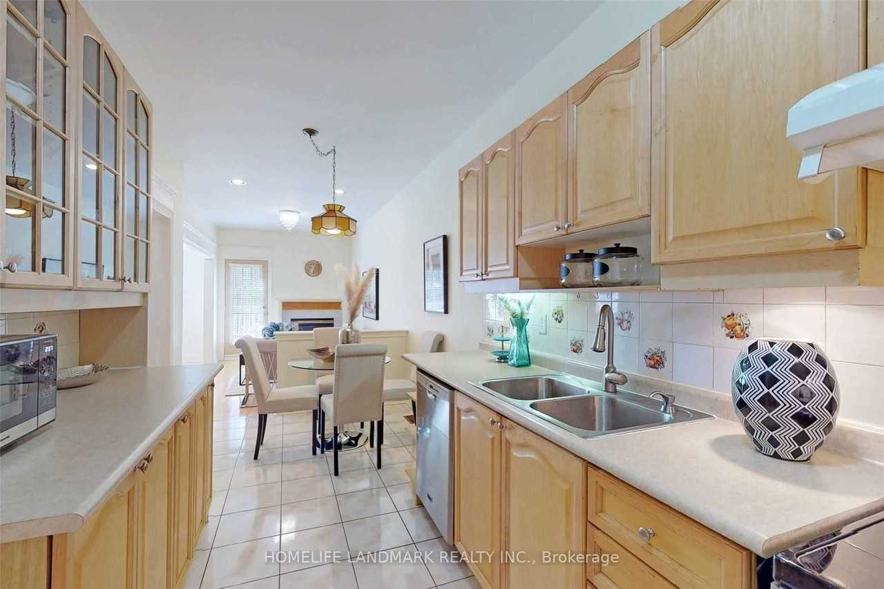 22 Kingsbridge Circle #None - Photo 3 of 6