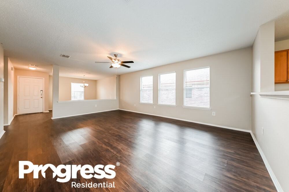 2425 Meadowgate Ln - Photo 3 of 16