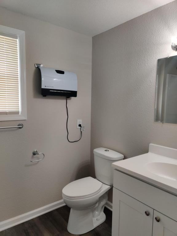 304 E Kansas St - Photo 3 of 11