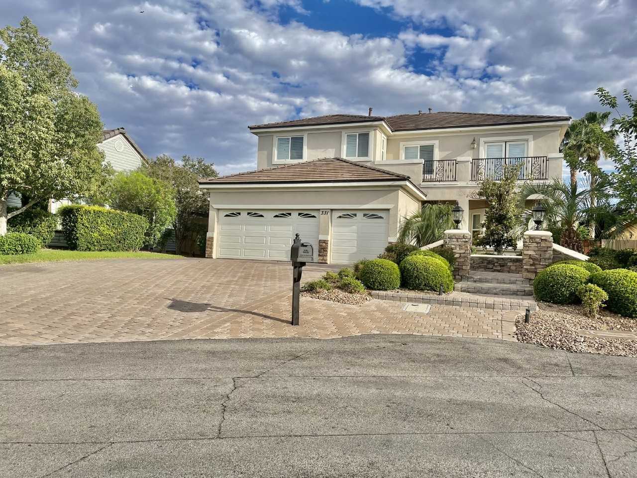 331 West Sherwood Drive - Photo 2 of 46