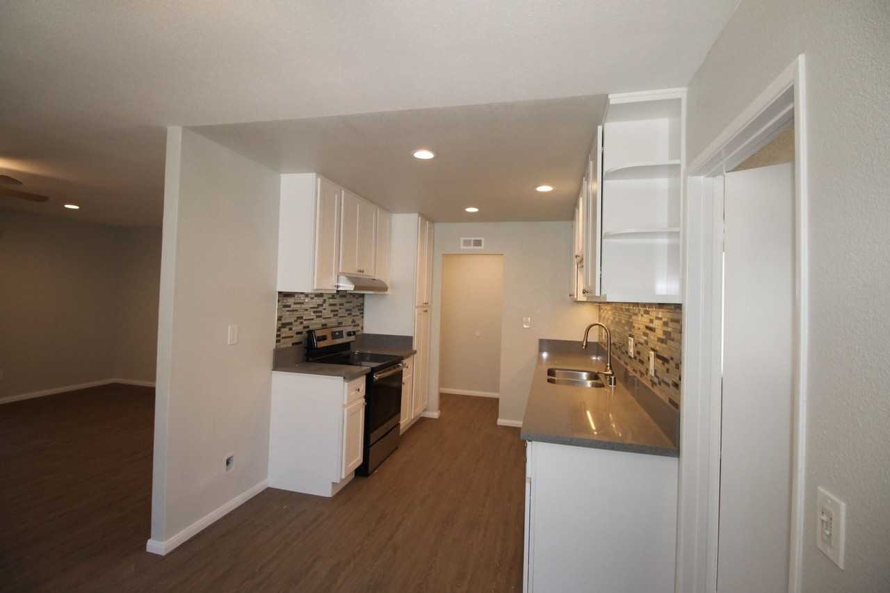 1041 Flax Ct - Photo 2 of 18