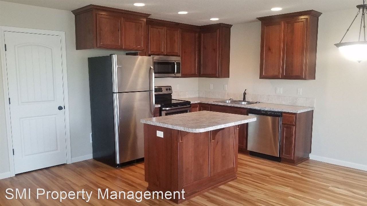 320 & 322 Gwinn Street E - Photo 3 of 24