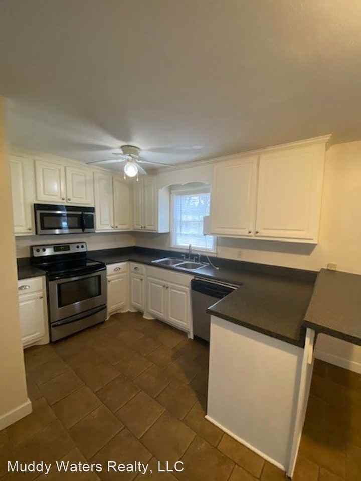 2305 Meadowview Dr - Photo 3 of 13