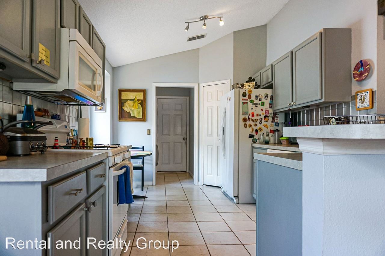 205 Nicholson Dr - Photo 3 of 24