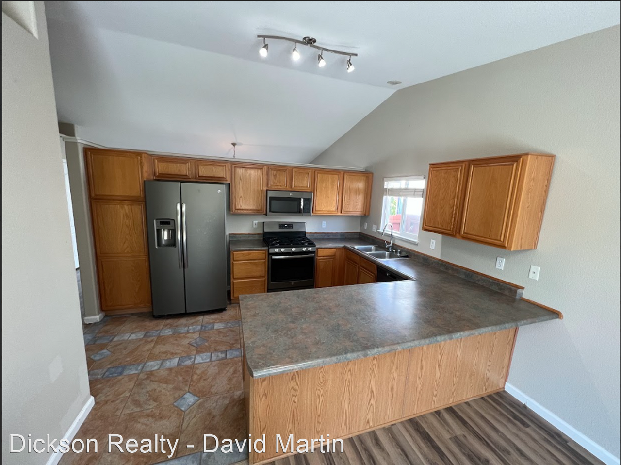 17765 Oakview Ct - Photo 2 of 11