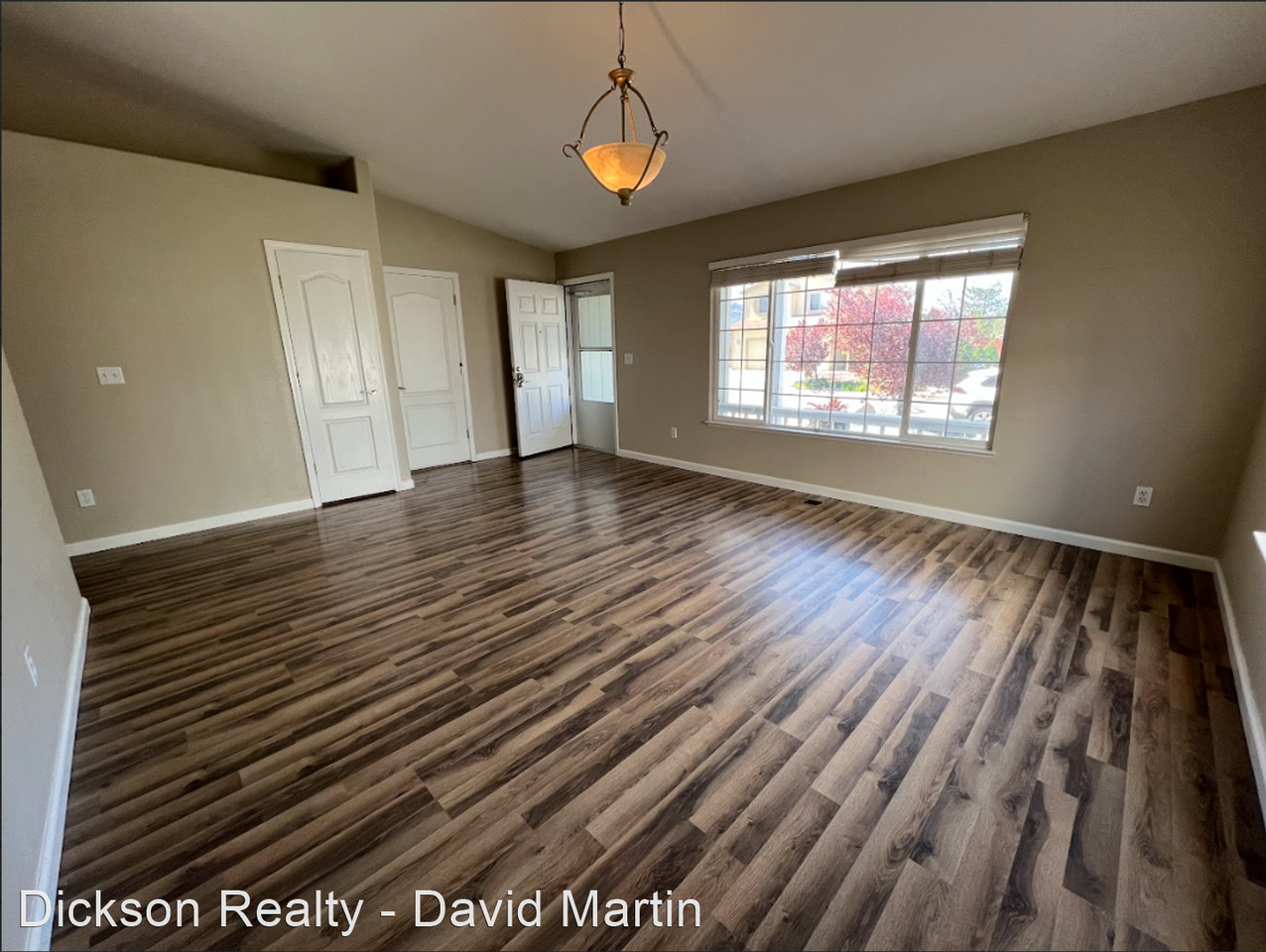 17765 Oakview Ct - Photo 3 of 11