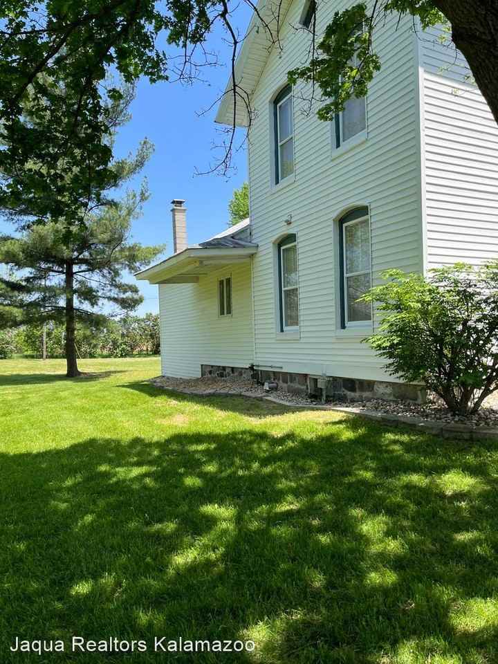 20300 Marcellus Rd - Photo 2 of 27