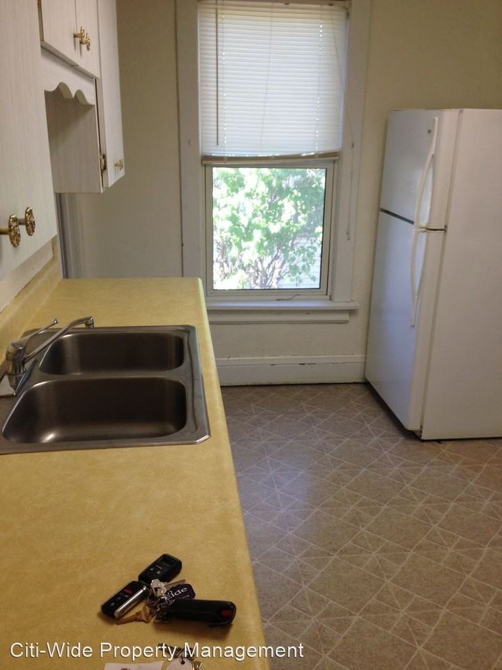 308 4th St Se - Photo 2 of 9