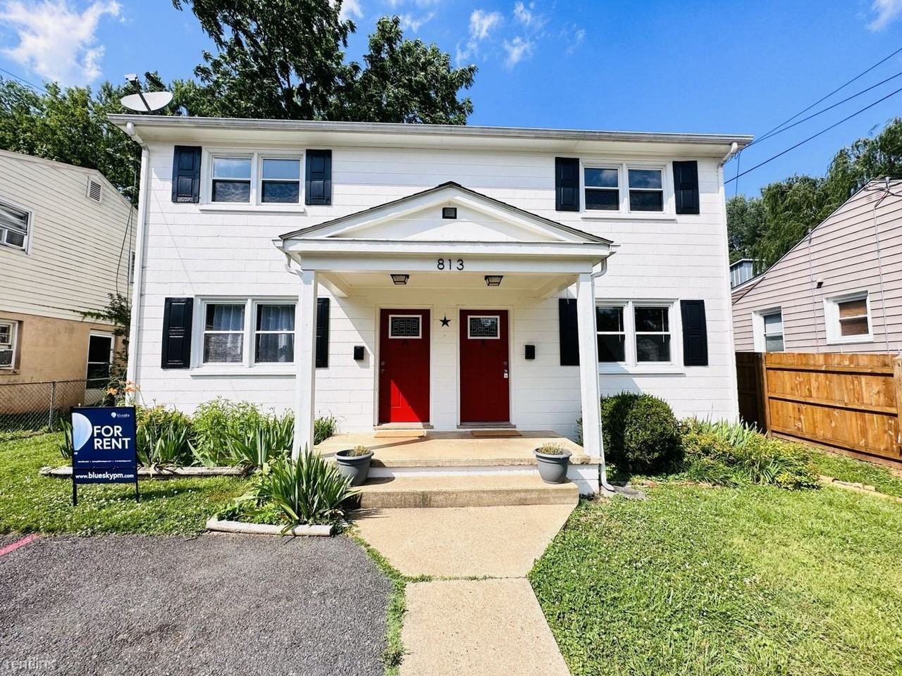 2 Bedroom/ 1Bath Duplex in Belmont Neighborhood. - Photo 2 of 29