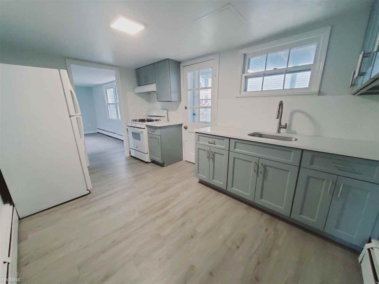 144 Seaside Ave #4 - Photo 2 of 6
