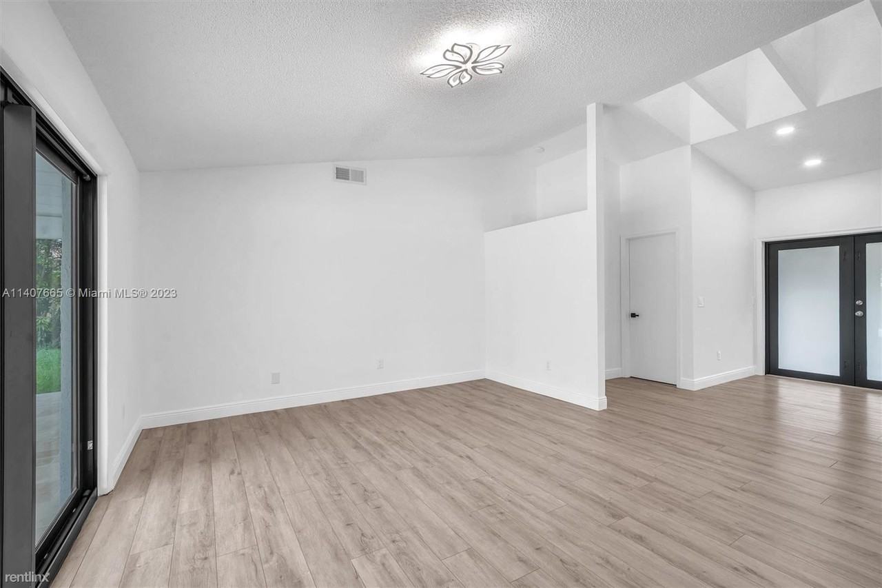 11476 Sundance Ln - Photo 3 of 22