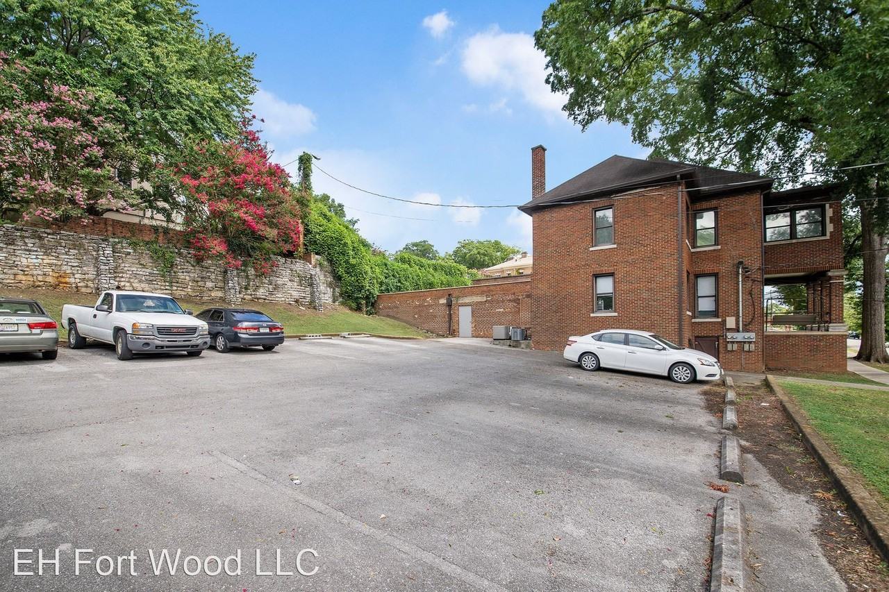 870 Vine St - Photo 3 of 31
