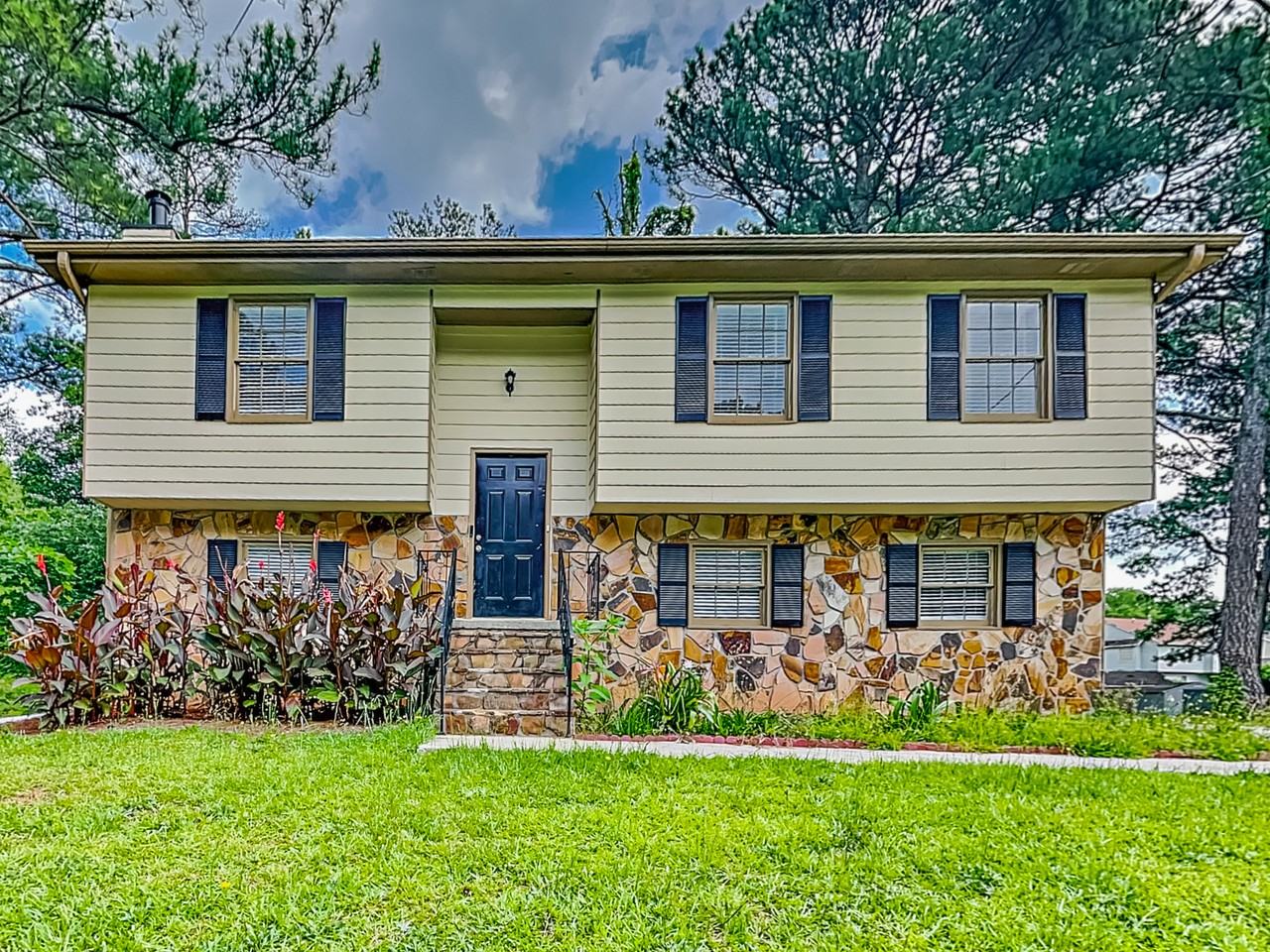 1317 Classic Dr Ne - Photo 2 of 20