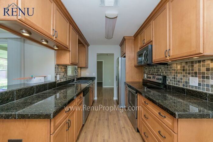 1006 Malletwood Dr - Photo 2 of 17