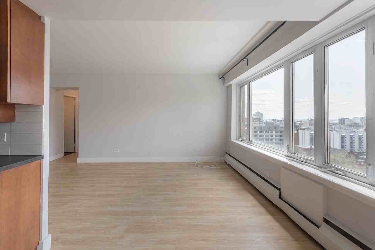 1408 Avenue des Pins Ouest - Photo 2 of 7