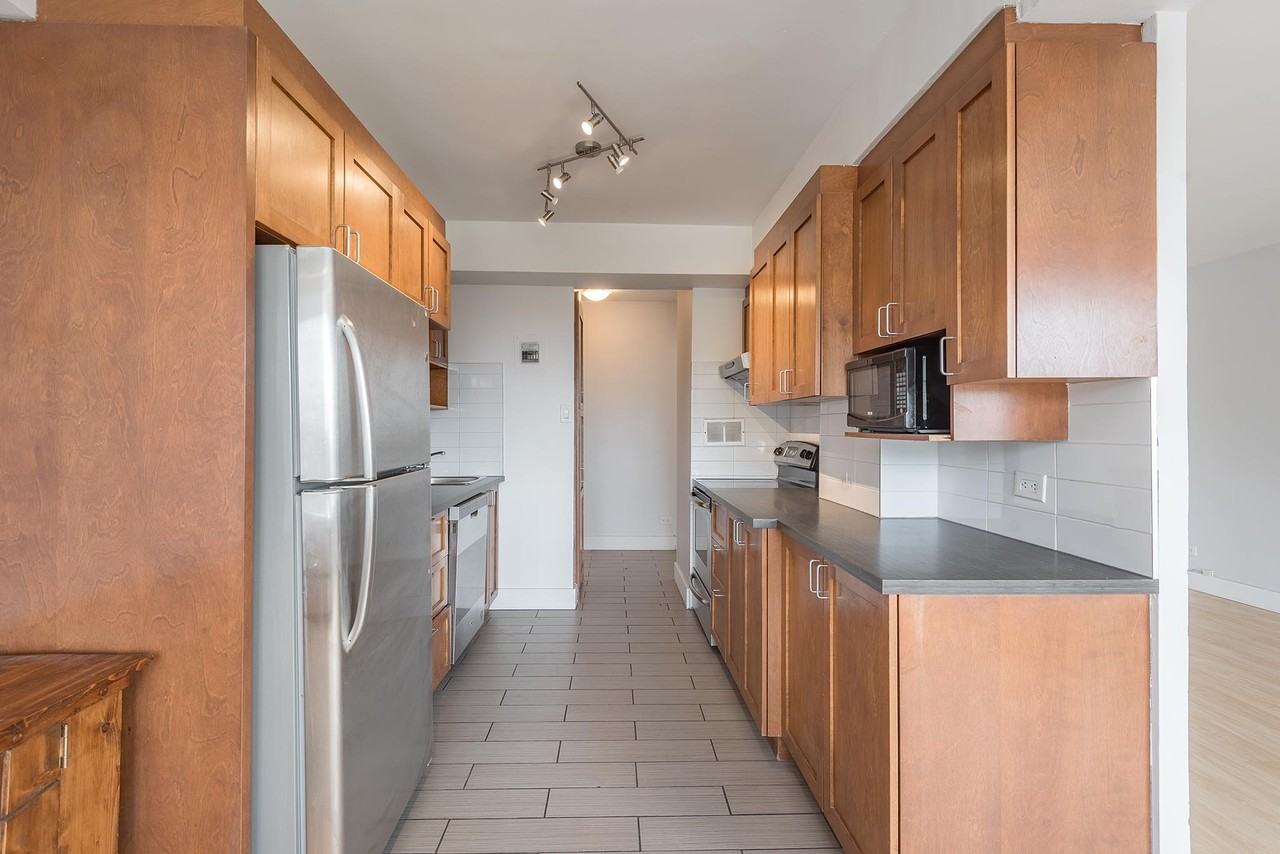 1408 Avenue des Pins Ouest - Photo 3 of 7