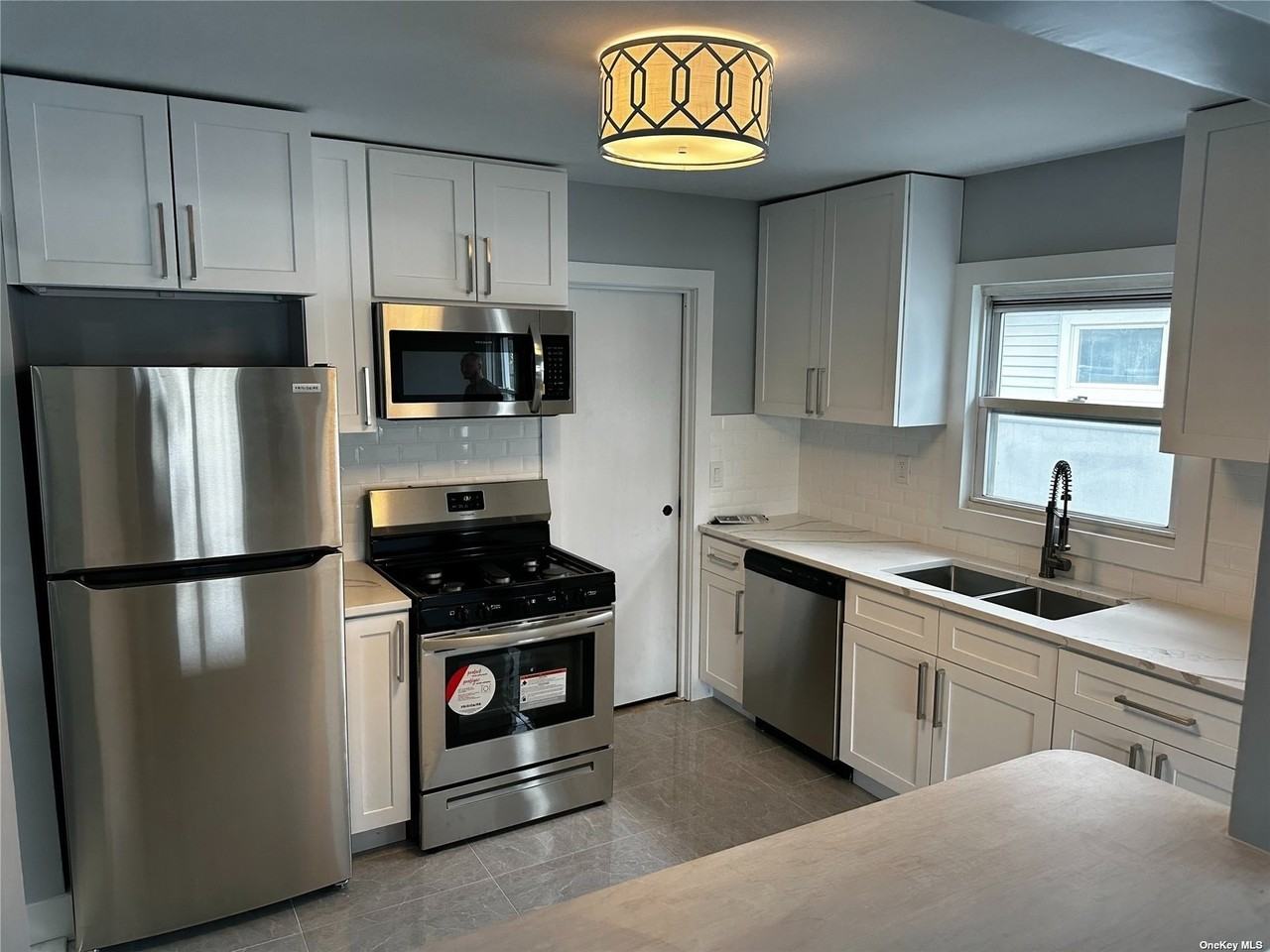 401 Lincoln Boulevard - Photo 2 of 11