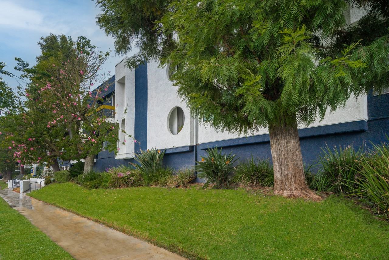 Chateau Lakeside Apartments - Photo 3 of 14